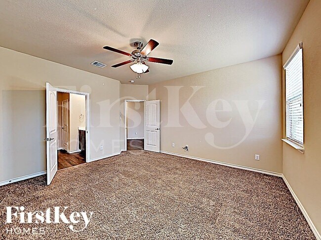 Building Photo - 561 Jamestown Ln