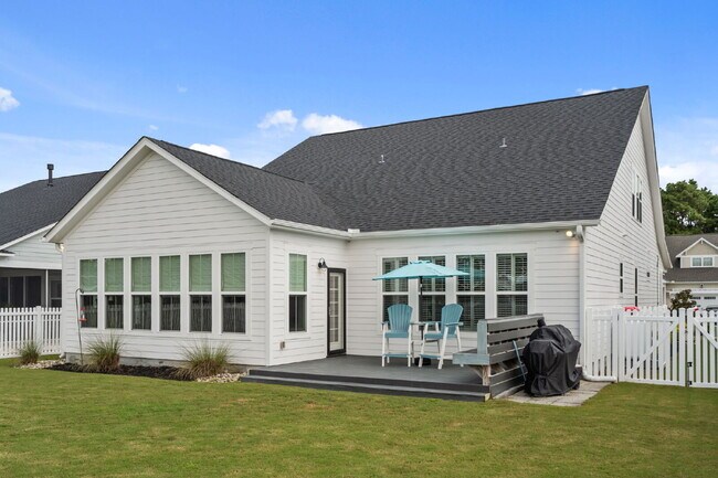 Building Photo - "Coastal Comfort Awaits: Spacious 3-Bed, 3-Bath Home in Holly Ridge!"