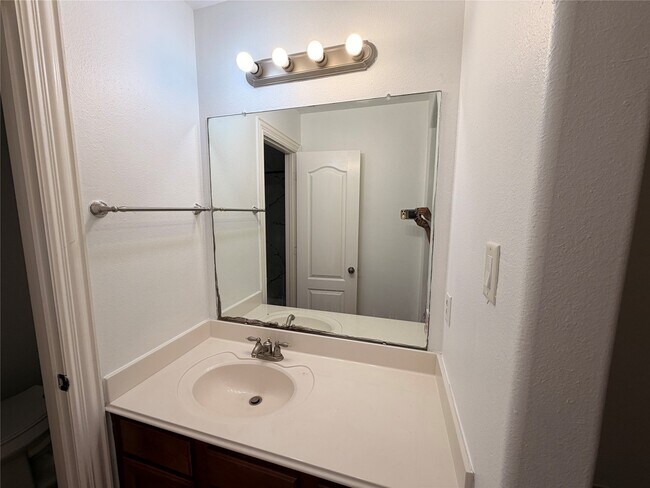 Building Photo - 2819 Lake Shore Harbour Dr