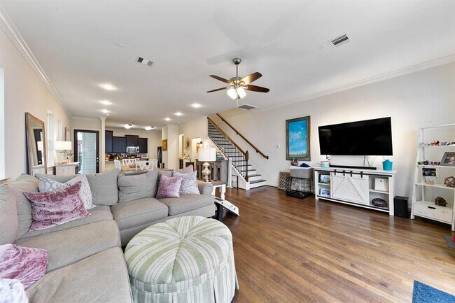 Building Photo - 5633 Petty St