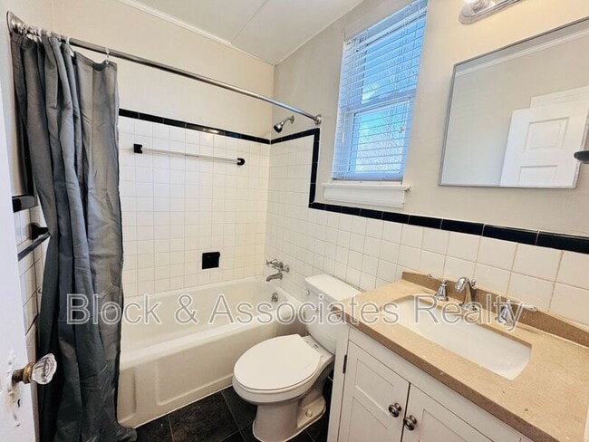 Building Photo - 1108 W Friendly Ave