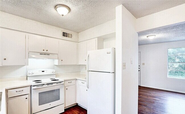 Building Photo - 728 Martindale Rd
