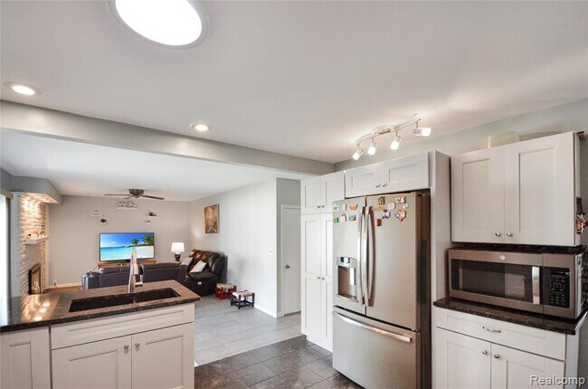 Building Photo - 37653 Longacre Dr