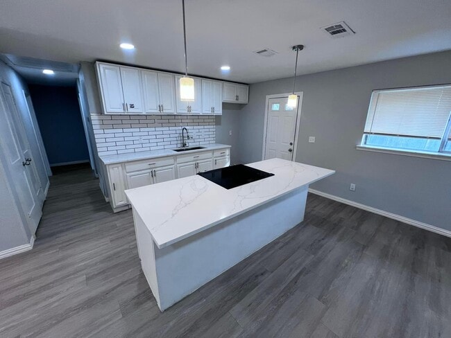 Building Photo - 1010 Monticlair