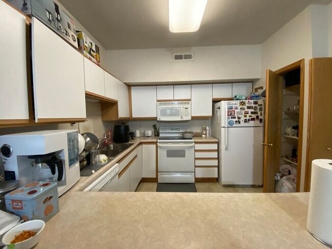 Building Photo - $1,295 | 2 Bedroom, 2 Bathroom Condo | Pet...