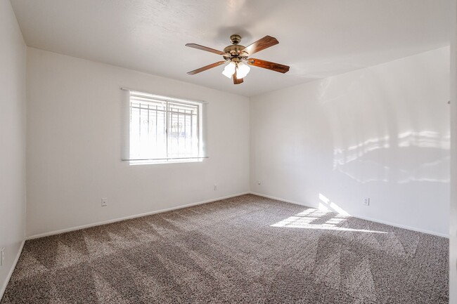 Building Photo - Value priced property in Central Peoria!