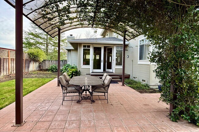 Building Photo - 1876 Heritage Way