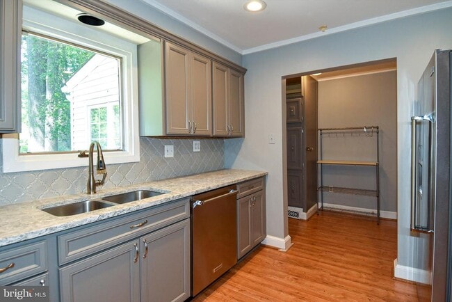 Building Photo - 6127 Brook Dr