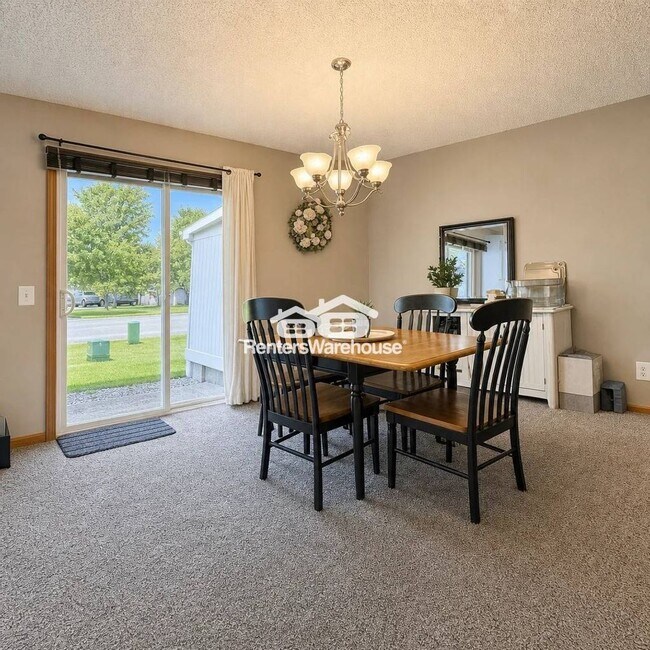 Building Photo - 2BD/1.5BA Townhome in New Prague Available 8/3!