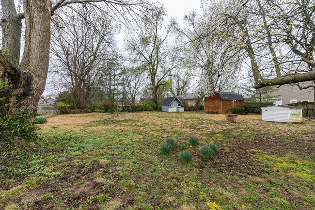 Building Photo - SOUTH SPRINGFIELD HOME (Kickapoo and Cherokee Schools) -- 3 Bed | 1.5 Bath | 2 Car Garage -- LARG...