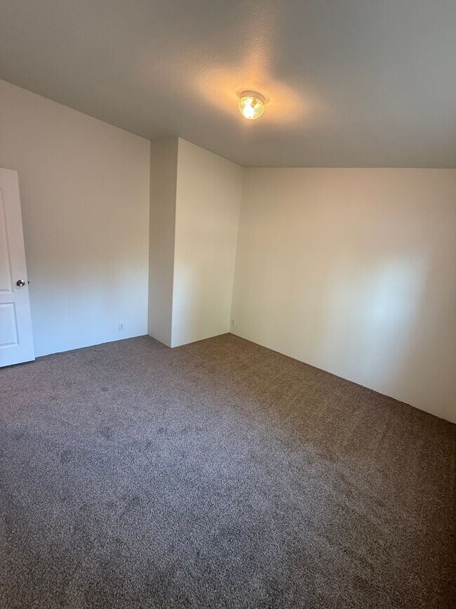 Building Photo - SPIRIT LAKE HOME (P#440)