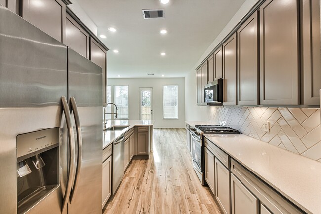 Building Photo - 678 Royal Arch Dr