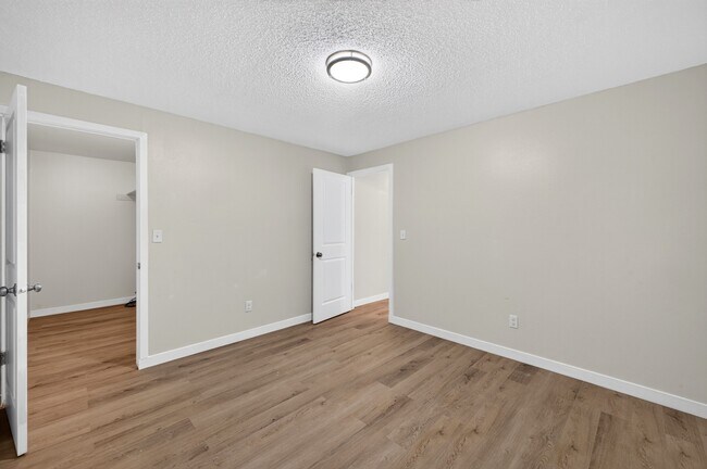 Building Photo - Renovated 2 bedroom Duplex