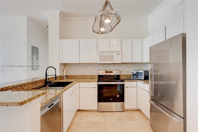 Building Photo - 2665 SW 37th Ave