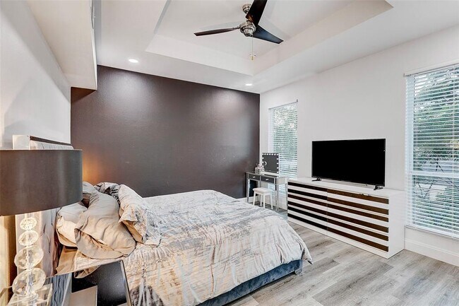 Building Photo - 5006 Golden Forest Dr