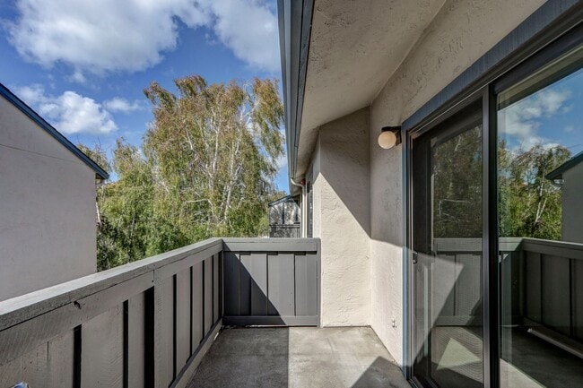 Building Photo - 845 Woodside Way