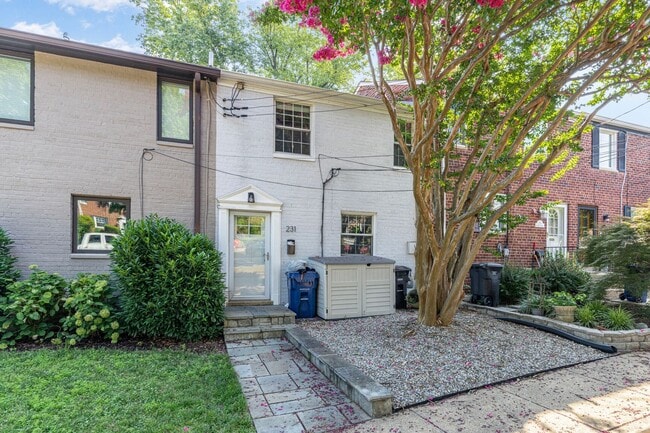 Primary Photo - Available Now! 3 Bed 2 Bath House Near the...