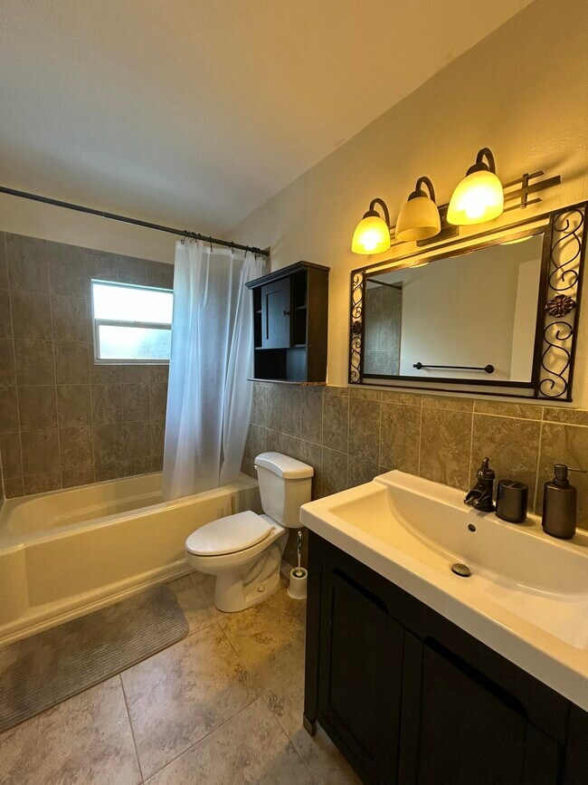 Building Photo - 5839 Daphne Dr