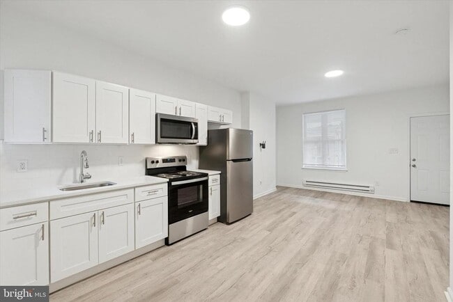 Building Photo - 1529 N Hollywood St