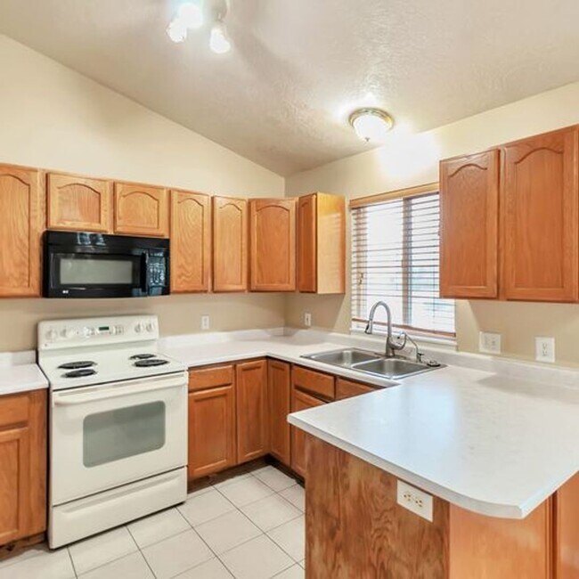 Building Photo - Awesome 4 Bedroom Pet Friendly Home w 2 car attached garage