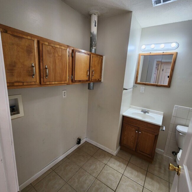 Building Photo - 2 Bedroom, 1 Bathroom Duplex Unit in Indep...