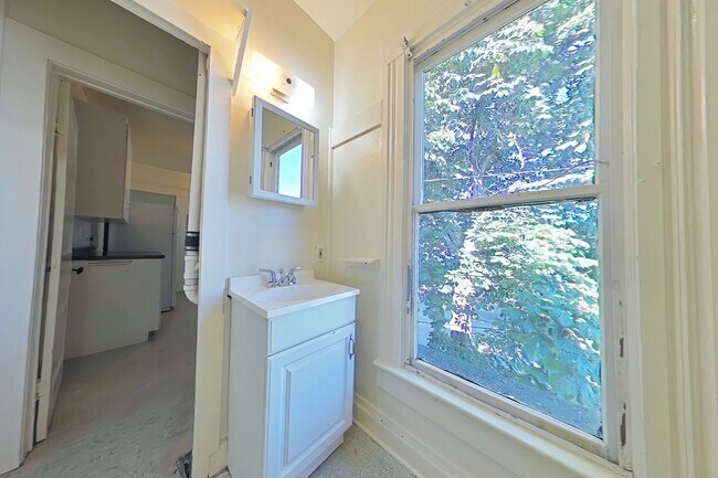 Building Photo - 1 Bedroom Apartment ~ Close to Campus