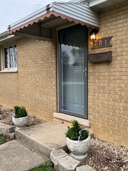 Front Entrance - 701 N Craig Pl