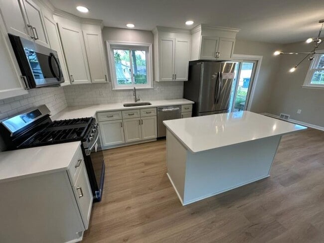Building Photo - Immaculate 3 BD 2 BA Detached Home with Ga...