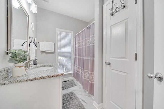Building Photo - FULLY and Tastefully furnished 3 bedroom h...