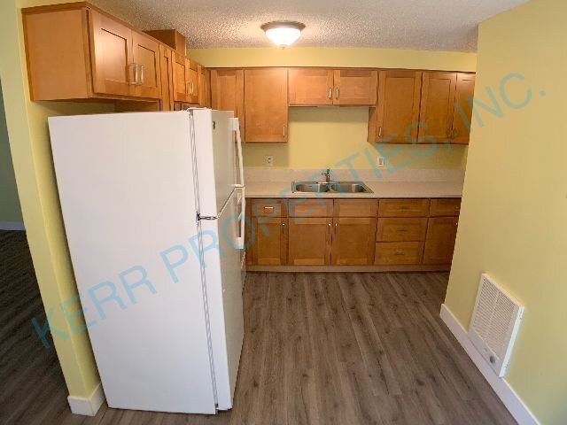 Building Photo - Charming 2-Bed Duplex in Portland's Heart – Cozy 855 Sq Ft!