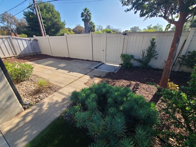 Building Photo - Spacious Ocean Beach 2 bed 1 bath just a few steps from Colliers Park.