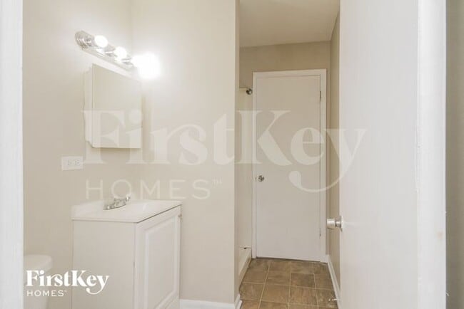 Building Photo - 15439 Elm St