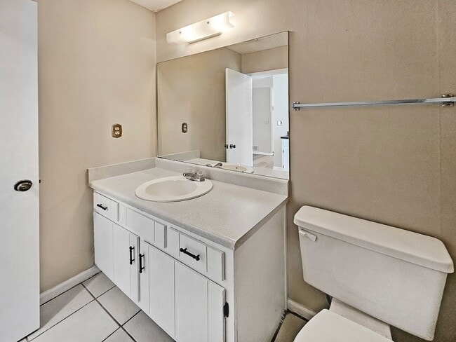 Building Photo - Recently Updated 2/2.5 Flat in Duplex Building