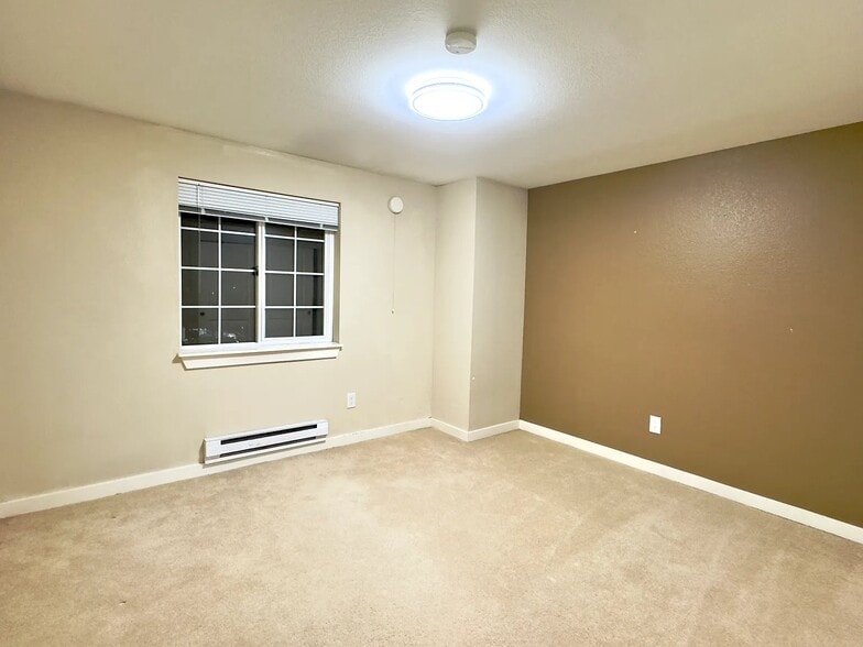 Building Photo - 412 Center Rd