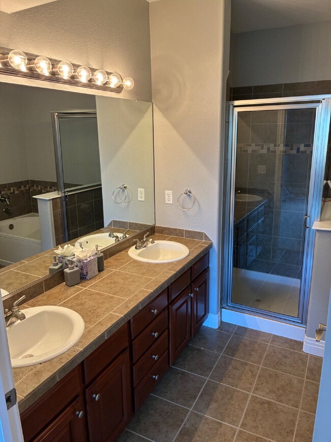 Building Photo - Beautiful Updated 2-Bedroom, 2 Full Bathroom Mid-Rise Condo Available ASAP!