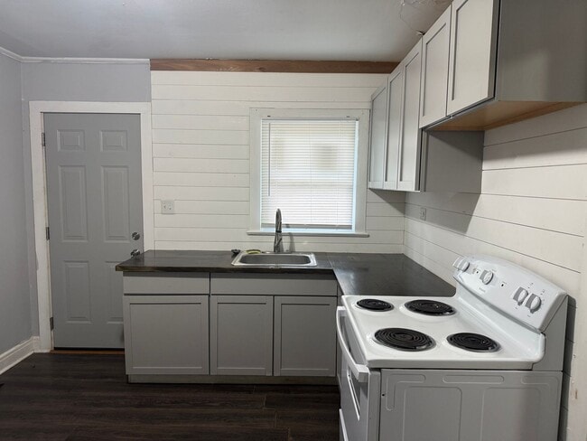 Building Photo - 1204 Julia Ave