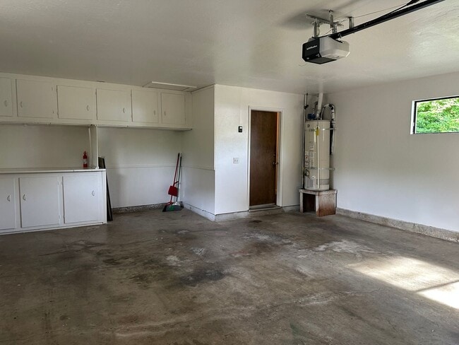 Building Photo - Beautifully maintained home in a peaceful setting