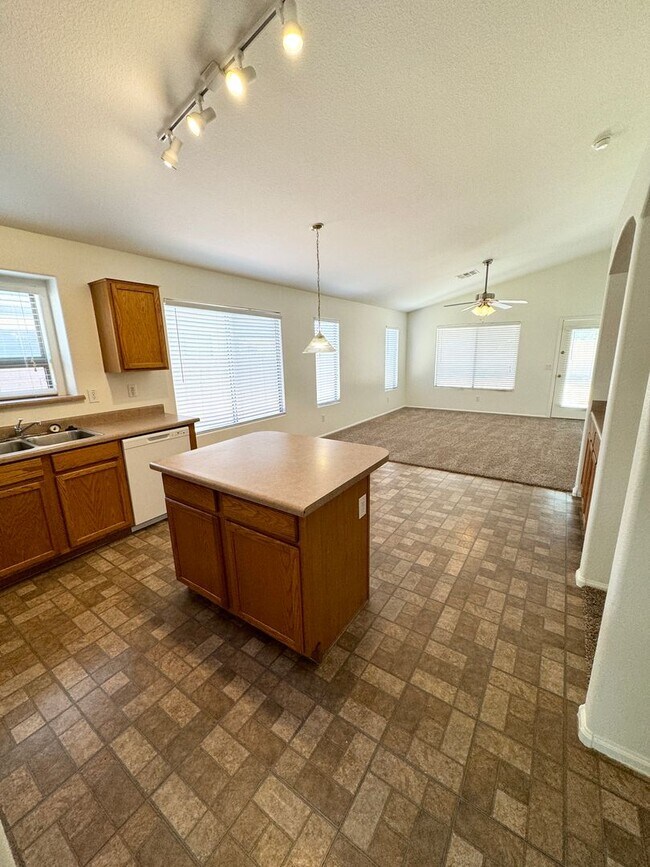 Building Photo - Fantastic 4 Bedroom/2 Bath Single Level Ho...