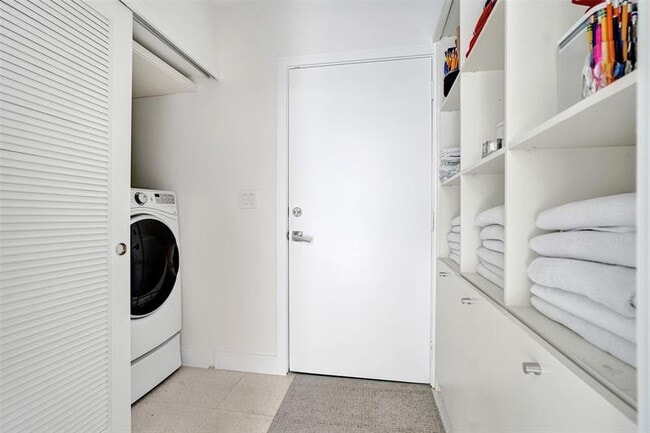 Building Photo - 2514 Yacht Club Blvd