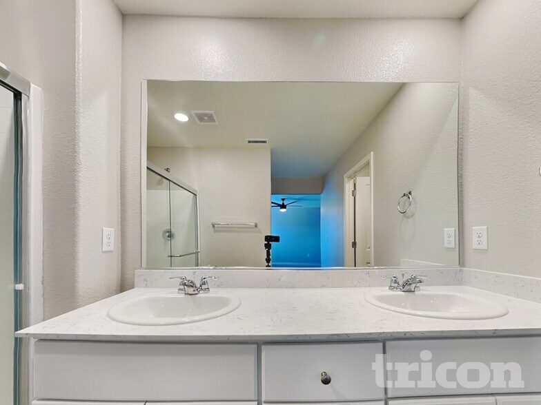 Building Photo - 8941 Elk Ravine Dr