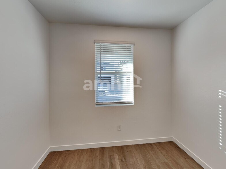 Building Photo - 12532 W Flynn Ln