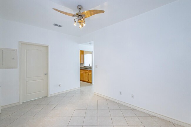 Building Photo - 1000 Ranchway Dr