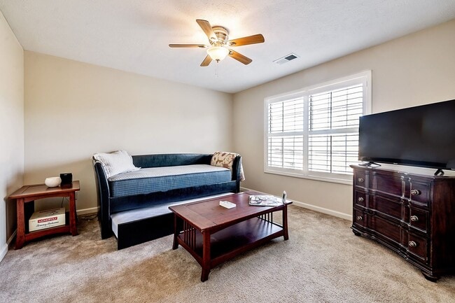 Building Photo - Furnished or Unfurnished Top Floor Condo