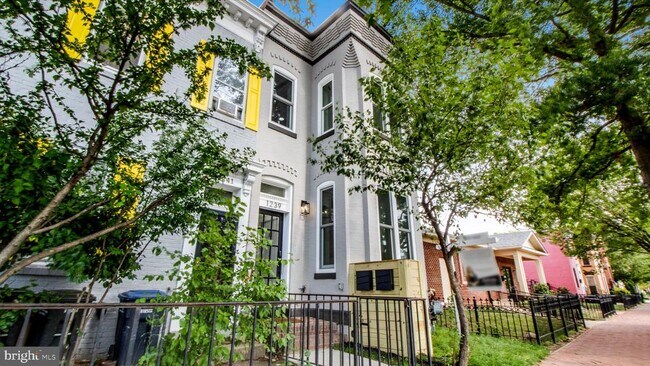 Building Photo - 1239 5th St NW
