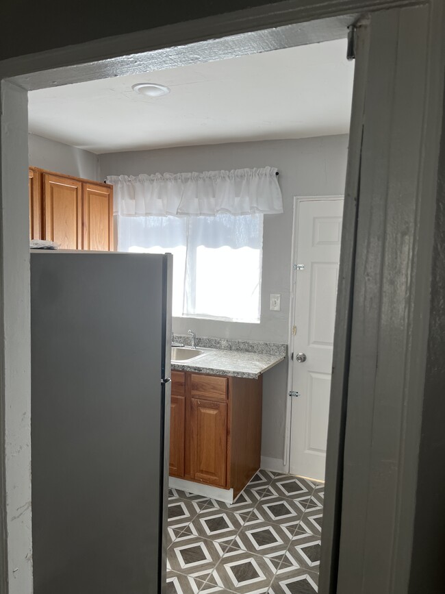 Building Photo - 8172 Valley View Dr