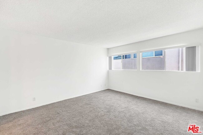 Building Photo - 825 S Gretna Green Way