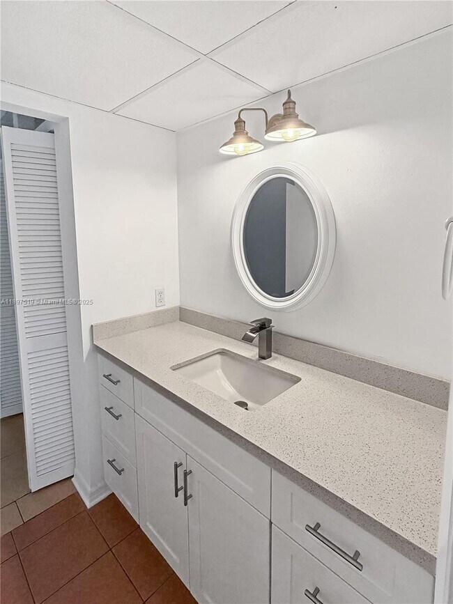 Building Photo - 7897 Golf Cir Dr