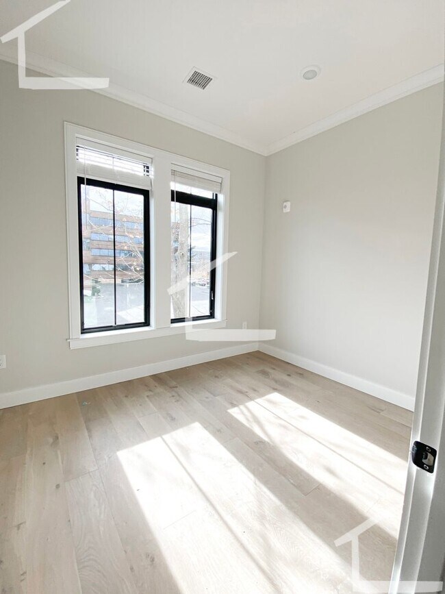 Building Photo - Renovated 3 bed and 2 bath with in unit la...