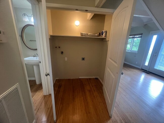 Building Photo - Cozy three bedroom two bath in Lake Wildwood