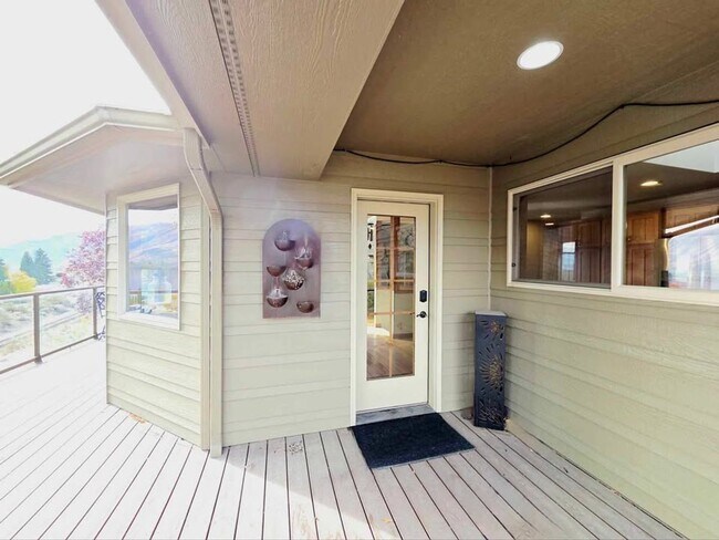 Building Photo - Gorgeous 4 Bed, 3 Bath Home w/ STUNNING RI...